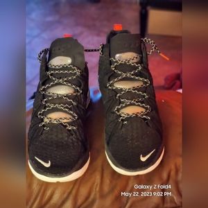 Lebron 18 'Black University Red'